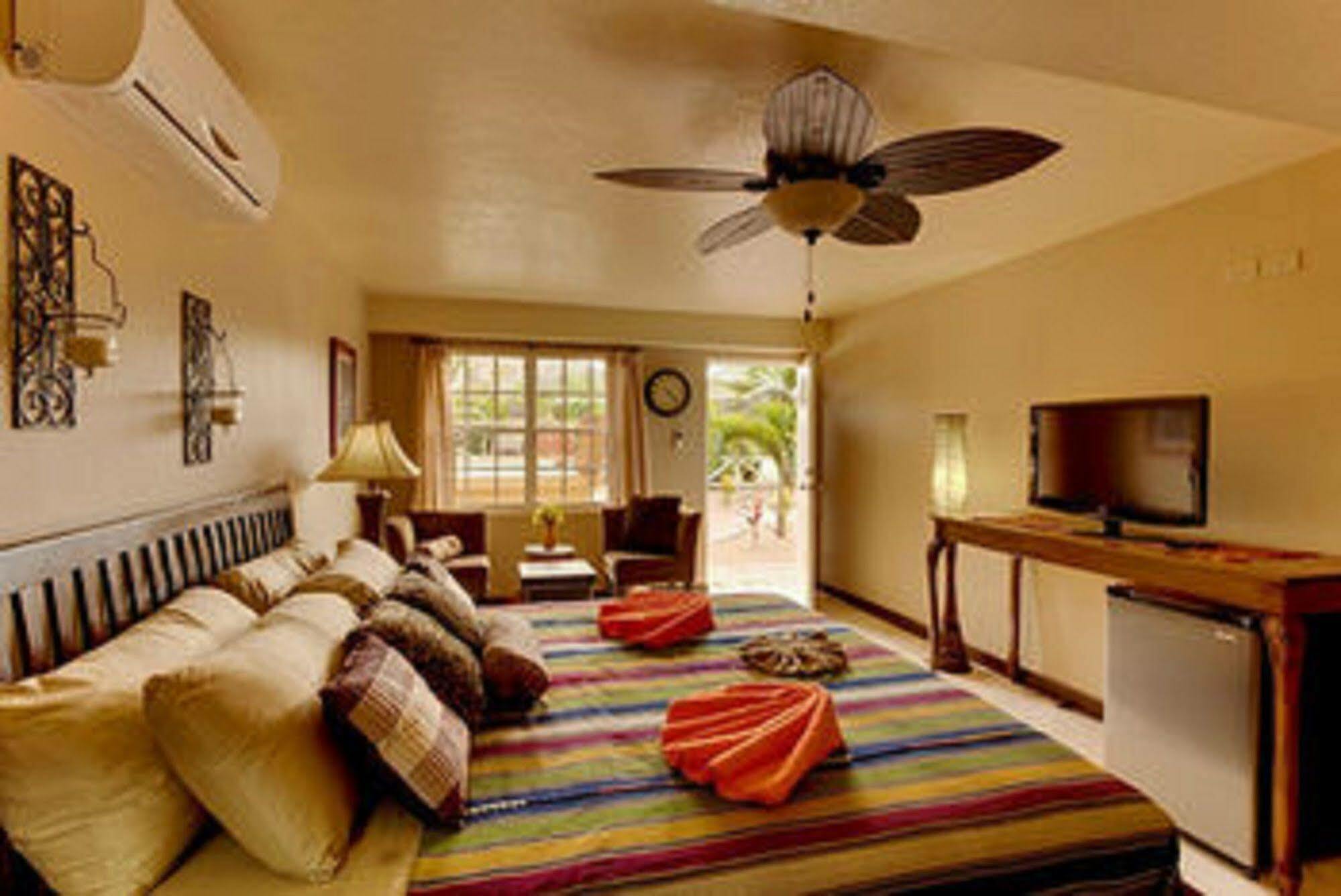 Отель Caribbean Shores Bed & Breakfast Хопкинс Экстерьер фото